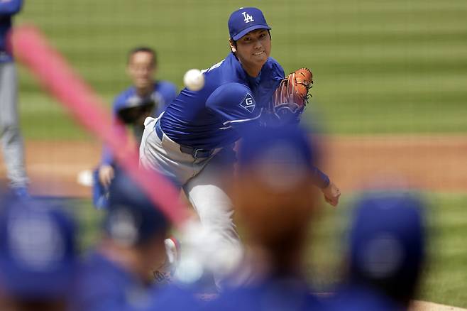 LA 다저스 오타니 쇼헤이가 지난달 26일(한국시각) 뉴욕 시티필드에서 가진 첫 라이브 피칭서 힘차게 공을 뿌리고 있다. AP연합뉴스