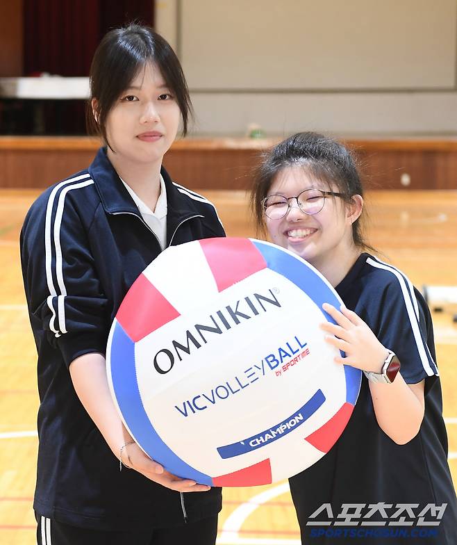 10일 서울 은평구 동명여자고등학교에서 서울림운동회 교구키트 전달식이 열렸다. 교구를 받은 조윤서(왼쪽), 최은서 학생이 포즈 취하고 있다. 정재근 기자 cjg@sportschosun.com/2025.6.10/