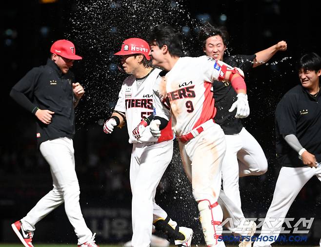 8일 광주 KIA챔피언스필드에서 열린 한화와 KIA의 경기, 연장 10회말 1사 1,2루 한화 노시환의 악송구로 KIA가 끝내기 승리를 거뒀다. 고종욱과 승리의 기쁨을 나누는 KIA 선수들의 모습. 광주=허상욱 기자wook@sportschosun.com/2025.06.08/