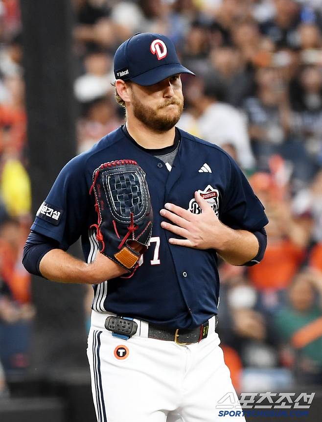 10일 대전 한화생명볼파크에서 열린 한화 이글스와 두산 베어스의 경기. 5회말 1사 한화 채은성에게 몸에 맞는 볼을 허용한 두산 콜어빈이 미안한 마음을 전하고 있다. 대전=박재만 기자 pjm@sportschosun.com/2025.06.10/