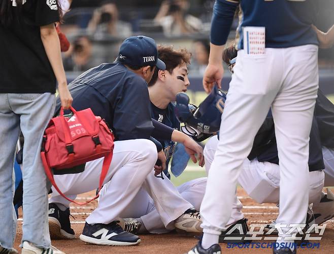 17일 잠실구장에서 열린 LG와 NC의 경기. 2회초 NC 박건우가 LG 에르난데스의 볼에 '헤드샷'을 당했다. 고통스러워하는 박건우. 잠실=송정헌 기자songs@sportschosun.com/2025.06.17/
