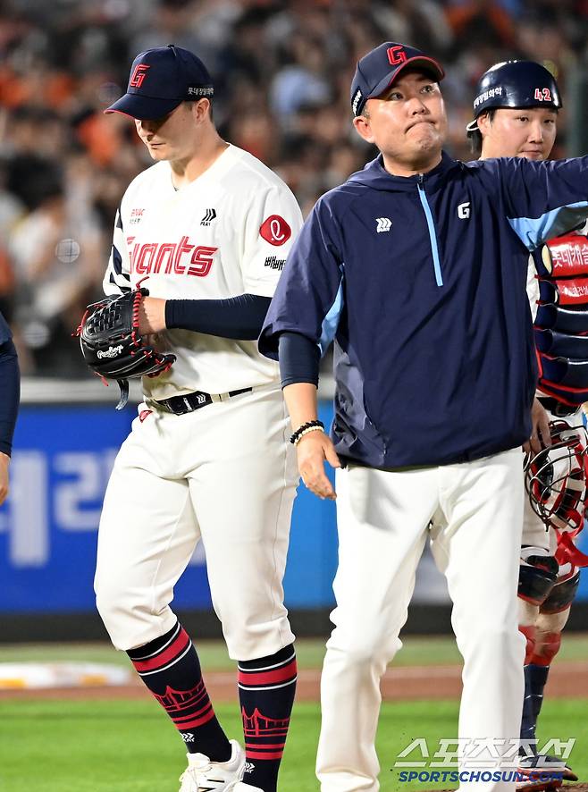 17일 부산 사직야구장에서 열린 한화와 롯데의 경기, 7회초 롯데 데이비슨이 마운드를 내려가고 있다. 부산=허상욱 기자wook@sportschosun.com/2025.06.17/