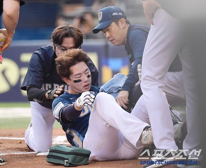 17일 잠실구장에서 열린 LG와 NC의 경기. 2회초 NC 박건우가 LG 에르난데스의 볼에 '헤드샷'을 당했다. 고통스러워하는 박건우. 잠실=송정헌 기자songs@sportschosun.com/2025.06.17/