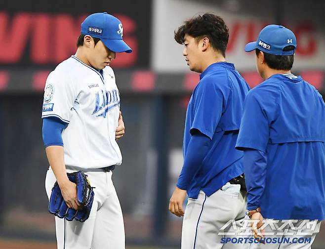 17일 대구 라이온즈파크에서 열린 두산-삼성전. 3회초 무사 이유찬의 내야안타 때 베이스커버를 들어간 원태인이 몸의 이상을 호소하고 있다. 대구=정재근 기자 cjg@sportschosun.com/2025.6.17/