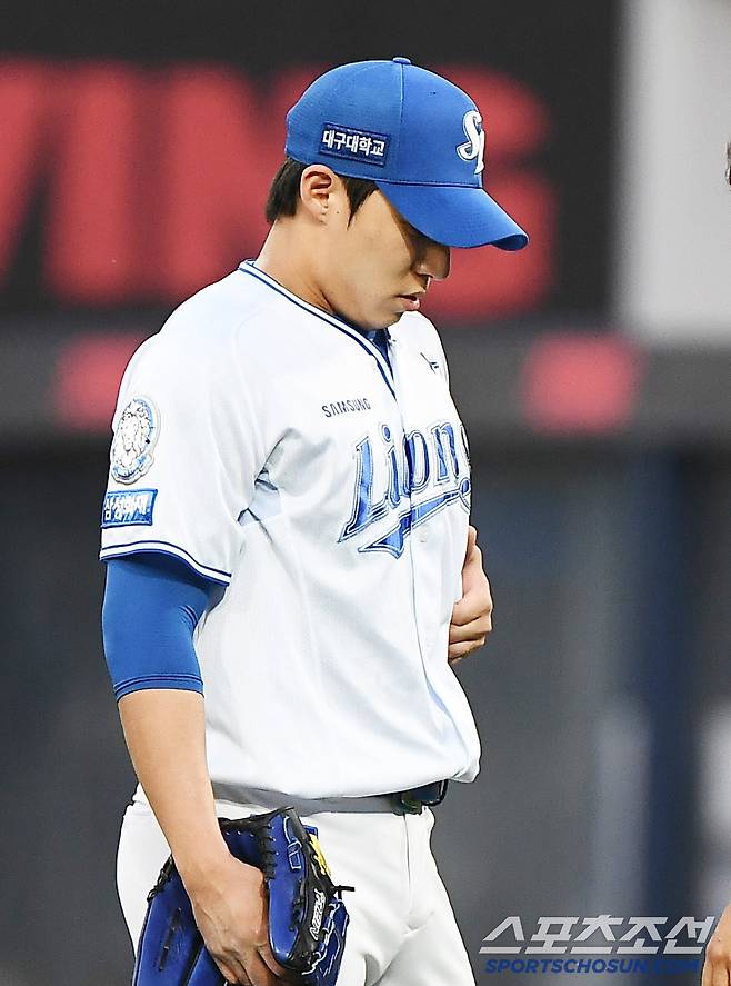 17일 대구 라이온즈파크에서 열린 두산-삼성전. 3회초 무사 이유찬의 내야안타 때 베이스커버를 들어간 원태인이 몸의 이상을 호소하고 있다. 대구=정재근 기자 cjg@sportschosun.com/2025.6.17/