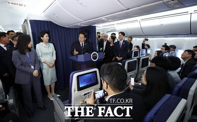 이재명 대통령이 16일(현지 시간) 주요 7개국(G7) 정상회의 참석을 위해 캐나다 앨버타주 캘거리로 향하는 공군 1호기에서 기자간담회를 하고 있다./캘거리=뉴시스