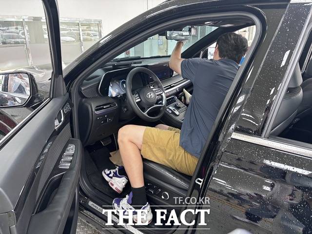 성능점검장에 입고된 차량 내부를 점검 중인 한국자동차평가 관계자. /황지향 기자