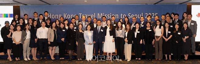 오늘(17일) 서울 롯데호텔에서 열린 관광교역전 '홍콩 트래블 미션'에 참석한 한국-홍콩 여행업 관계자들이 단체사진을 찍었다.&nbsp;