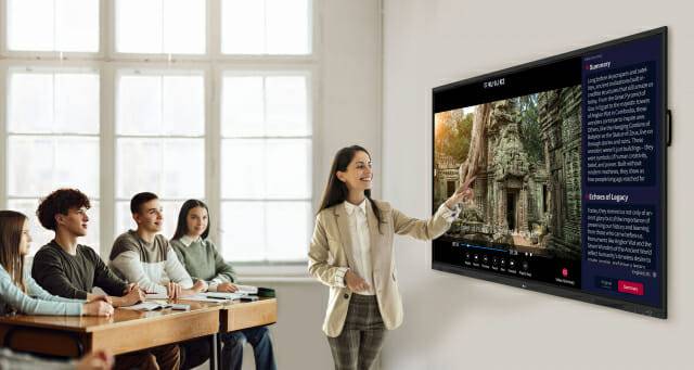 LG 전자칠판 신제품(모델명: TR3DQ)은 수업에 사용되는 영상 자료의 요약을 제공하는 ‘AI 요약(Video Summary)’ 기능으로 학습자의 이해를 돕는다.(사진=LG전자)
