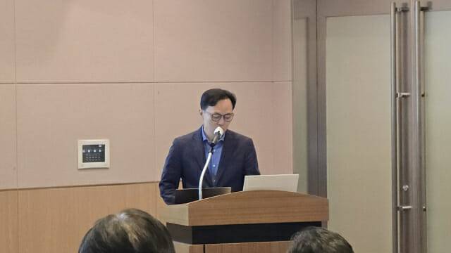 조영기 한국인터넷기업협회 사무총장이 17일 열린 ‘플랫폼 시대의 법정책 과제와 대응 전략’ 세미나에서 발표하고 있다.