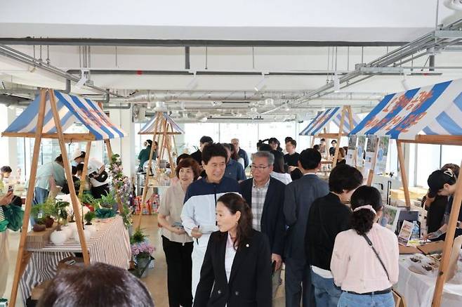 '우리는 모두 농부다Urban Farming Festival'이 14일 동빈문화창고 1969에서 열려 이강덕 포항시장이 현장 방문하고 있다. 포항시 제공
