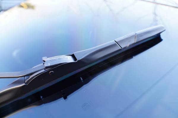 장마철 선명한 시야 확보를 위해서는 와이퍼 상태를 점검하고 교체하는 것이 매우 중요하다.(참고사진)