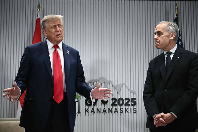 16일 시작된 G7에서 도널드 트럼프 미국 대통령이 마크 카니 캐나다 총리와 만났다./AFP 연합뉴스