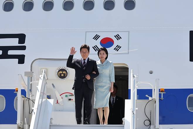 주요 7개국(G7) 정상회의에 참석하는 이재명 대통령이 16일(현지 시간) 캐나다 앨버타주 캘거리국제공항에 도착해 김혜경 여사와 공군 1호기에서 내리며 인사를 하고 있다./뉴시스