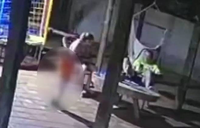 브라질에서 두 살배기 아기가 아버지의 총을 가지고 놀다가 실수로 어머니를 쏘는 비극적인 사건이 발생했다. 사진은 인근에 설치된 폐쇄회로(CC)TV에 담긴 사건 발생 직전의 모습. /NPY 엑스(X·옛 트위터)