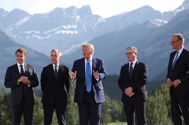 에마뉘엘 마크롱 프랑스 대통령, 마크 카니 캐나다 총리, 도널드 트럼프 미국 대통령, 케이르 스타머 영국 총리, 프리드리히 메르츠 독일 총리가 16일 캐나다 앨버타주 카나나스키스에서 열린 G7 정상회담 기념촬영을 하고 있다. /로이터 연합뉴스