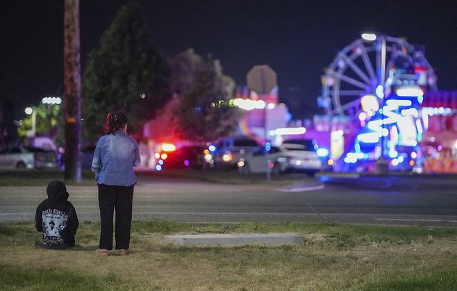 총격 사건이 발생한 ‘웨스트페스트 카니발’ 축제 현장을 시민들이 지켜보고 있다. /AP 연합뉴스