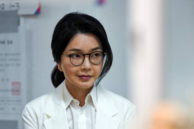 윤석열 전 대통령의 부인 김건희 여사가 지난 3일 서울 서초구 원명초등학교에 마련된 서초구 제3투표소에서 투표를 하기 위해 줄을 서 있는 모습./뉴스1