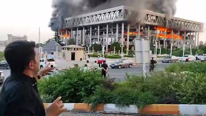 16일 이스라엘의 폭격을 받은 이란 국영방송사 건물이 불타고 있다./엑스(X)