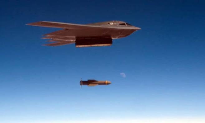 B-2 전략폭격기가 최대 지하 200m의 시설까지 파괴할 수 있는 ‘GBU-57 벙커버스터’를 투하하고 있다. 사진은 미 공군 홍보 영상에 공개된 폭탄 투하 모습.