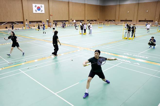17일 충북 진천선수촌에서 열린 대한민국 배드민턴 국가대표팀 미디어데이에서 안세영 등 남녀 대표팀 선수들이 훈련에 열중하고 있다. /뉴시스