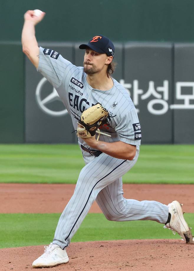 17일 롯데와의 경기에서 8이닝 무실점 완벽투를 펼친 한화 외인 선발 와이스./연합뉴스