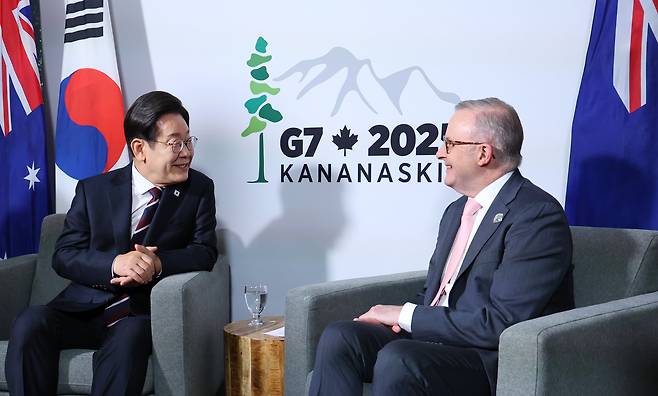 51차 주요 7개국(G7) 정상회의에 참석한 이재명 대통령이 16일(현지시각) 캐나다 앨버타주 캘거리의 한 호텔에서 앤서니 알바니지 호주 총리를 만나 한·호주 정상회담을 하고 있다. /연합뉴스
