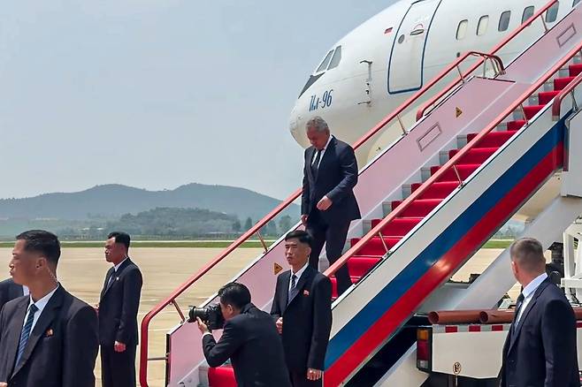 17일 세르게이 쇼이구 러시아 국가안보회의 서기가 평양국제공항에서 비행기에서 내리고 있다. /연합뉴스