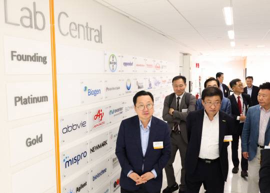 이장우 대전시장과 경제·과학사절단이 16일(현지시각) 미국 보스턴 켄달스퀘어에 위치한 세계적인 바이오 창업 지원기관인 '랩센트럴'을 방문했다. 대전시 제공