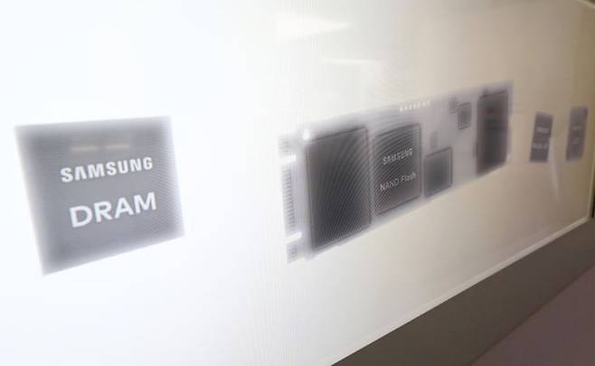 서울 서초구 삼성 딜라이트샵에 전시되어 있는 D램, 낸드 플래시, 모바일AP, LED 조명 ⓒ뉴시스