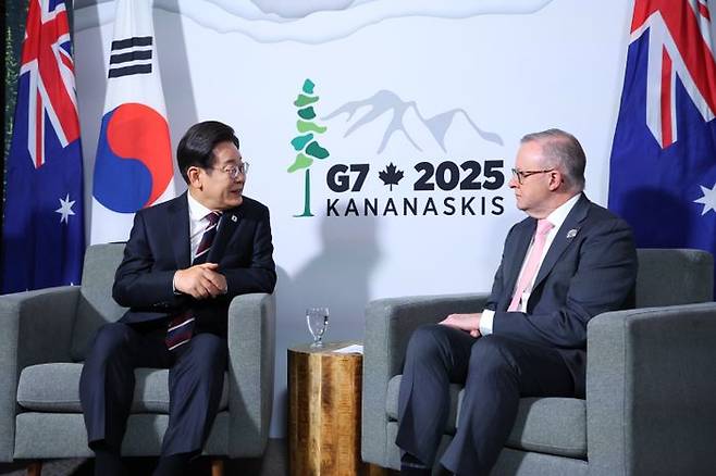 51차 주요 7개국(G7) 정상회의에 참석한 이재명 대통령이 16일(현지시간) 캐나다 앨버타주 캘거리의 한 호텔에서 앤서니 앨버니지 호주 총리와 한·호주 정상회담을 하고 있다. ⓒ연합뉴스