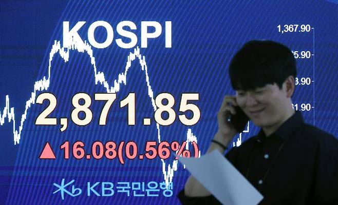 서울 여의도 KB국민은행 딜링룸에서 관계자가 업무를 보고 있다(자료사진). ⓒ뉴시스