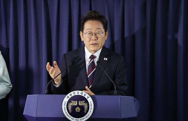 이재명 대통령이 16일(현지시간) 주요 7개국(G7) 정상회의 참석을 위해 캐나다 앨버타주 캘거리로 향하며 공군 1호기에서 기자간담회를 하고 있다. ⓒ연합뉴스