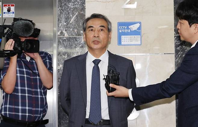 윤석열 전 대통령의 부인 김건희 여사 의혹을 수사할 민중기 특별검사가 17일 서울 서초구 사무실 앞에서 취재진의 질문에 답하고 있다. ⓒ연합뉴스