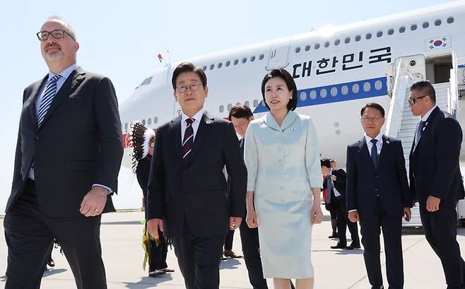 51차 주요 7개국(G7) 정상회의 참석하는 이재명 대통령이 16일(현지시간) 캐나다 앨버타주 캘거리국제공항에 도착해 영접 인사와 함께 공항을 빠져나가고 있다. ⓒ연합뉴스