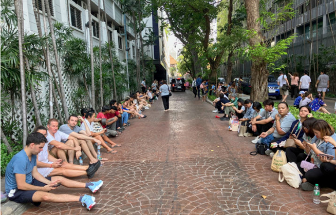 지난 3월 28일 태국 방콕의 한 대피소에 주민들이 지진을 피하고 있다. ⓒAP/뉴시스