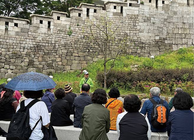 ‘성북 시티투어’에 참석한 사람들이 성북구의 주요 문화유산을 둘러보고 있다. 성북구 제공