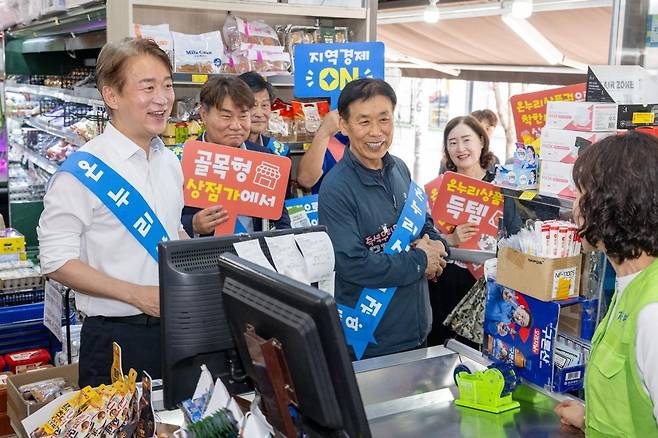 김이강 광주 서구청장(왼쪽)이 18개 동을 돌며 상인들과 함께 온누리상품권 가맹 홍보 캠페인을 벌이고 있다. 광주 서구 제공