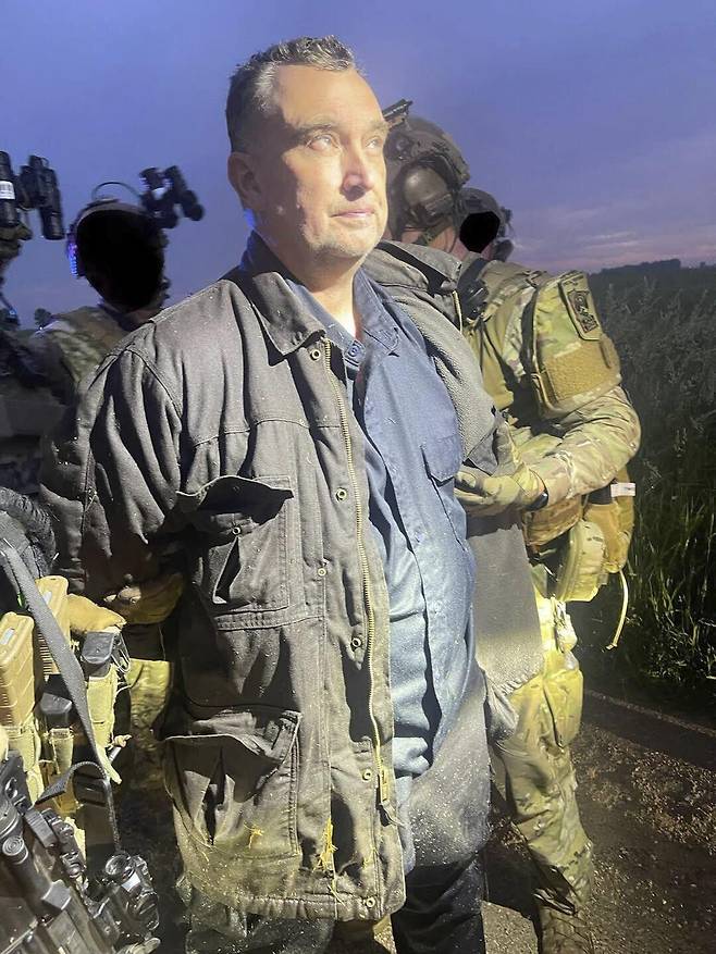 미국 민주당 소속 미네소타주 하원의원 부부를 총격 살해한 용의자 밴스 볼터가 15일 미네소타주 교외 그린아일에서 검거돼 이송되고 있다. 그린아일=AP 뉴시스