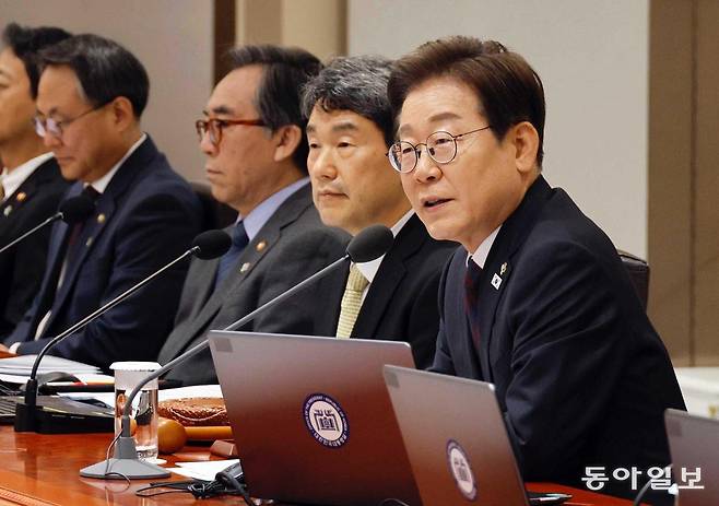 이재명 대통령이 10일 국무회의에서 모두 발언을 하고 있다. 이 대통령은 대선 후보 시절 기후위기 대응과 에너지 정책을 아우르는 컨트롤타워로 기후에너지부를 신설하겠다고 공약했다. 동아일보DB