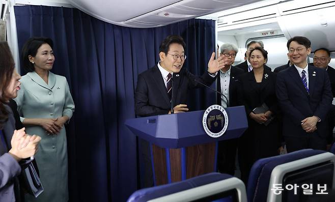 이재명 대통령이 16일 G7 정상회의 참석을 위해 캐나다 캘거리로 향하는 공군 1호기 기내에서 기자회견을 열고 기자들의 질문을 받고 있다. 송은석 기자 silverstone@donga.com