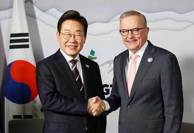 이재명 대통령과 앤서니 앨버니지 호주 총리가 16일(현지시간) 캐나다 앨버타주 캘거리의 한 호텔에서 열린 정상회담에서 악수하고 있다. 송은석 기자 silverstone@donga.com