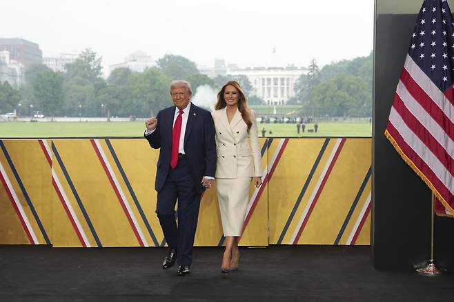 14일 열병식 행사장 무대에 오른 트럼프 대통령과 멜라니아 여사. 워싱턴=AP 뉴시스