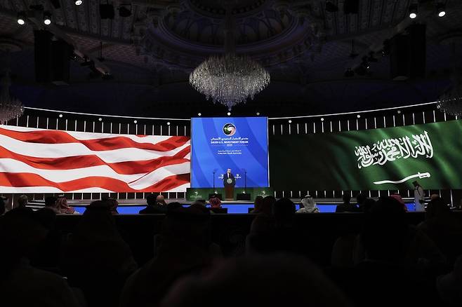 13일 리야드에서 열린 미-사우디 투자포럼애서 연설하는 트럼프 대통령. 리야드=신화 뉴시스