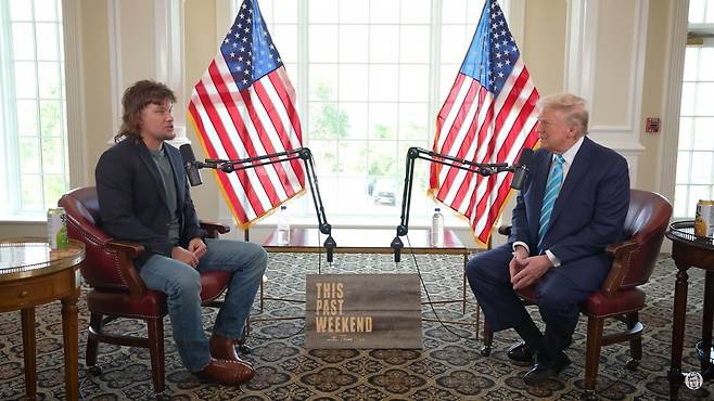 지난해 8월 코미디언 테오 본(왼쪽)의 팟캐스트에 출연한 트럼프 대통령. 트럼프 대통령의 출연 일주일 전 이 팟캐스트에는 ‘진보 거두’ 버니 샌더스 상원의원도 출연했다. 사진 출처 본 유튜브