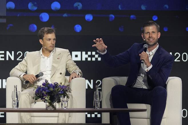 아랍에미리트(UAE) 두바이에서 열린 가상화폐 행사에 대담자로 나선 잭 윗코프(왼쪽)과 에릭 트럼프. 두바이=AP 뉴시스