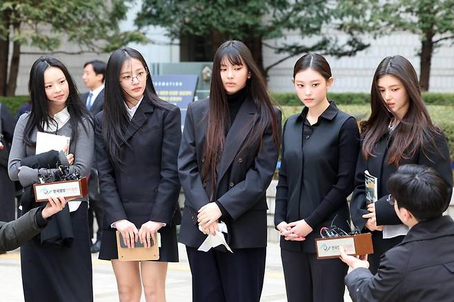 뉴진스 멤버들이 어도어의 사전 승인 없이 독자 활동을 할 수 없다는 법원의 판단이 항고심에서도 유지됐다. 법원은 기획사 지위 보전 및 광고 계약 금지 가처분을 인용한 1심 결정을 지지하며 항고를 기각했다. 그룹 뉴진스(왼쪽부터 하니, 민지, 혜인, 해린, 다니엘). 2025.3.7/뉴스1 ⓒ News1