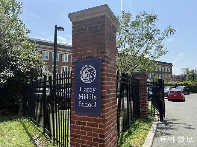 휴대전화 사용을 금지하고 있는 미국의 수도 워싱턴에 있는 한 공립학교. 
워싱턴=신진우 특파원 niceshin@donga.com