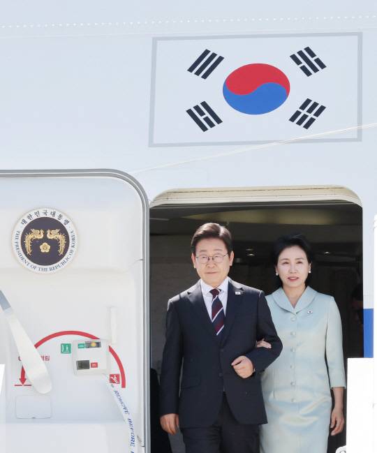 51차 주요 7개국(G7) 정상회의에 참석하는 이재명 대통령이 16일(현지시간) 캐나다 앨버타주 캘거리국제공항에 도착해 김혜경 여사와 공군 1호기에서 내리고 있다. 연합뉴스.