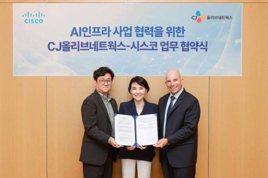 유인상(왼쪽부터) CJ올리브네트웍스 대표와 최지희 시스코 한국지사장, 데이브 웨스트 APJC 총괄사장이 AI인프라 사업 협약을 맺고 기념촬영하고 있다. CJ올리브네트웍스